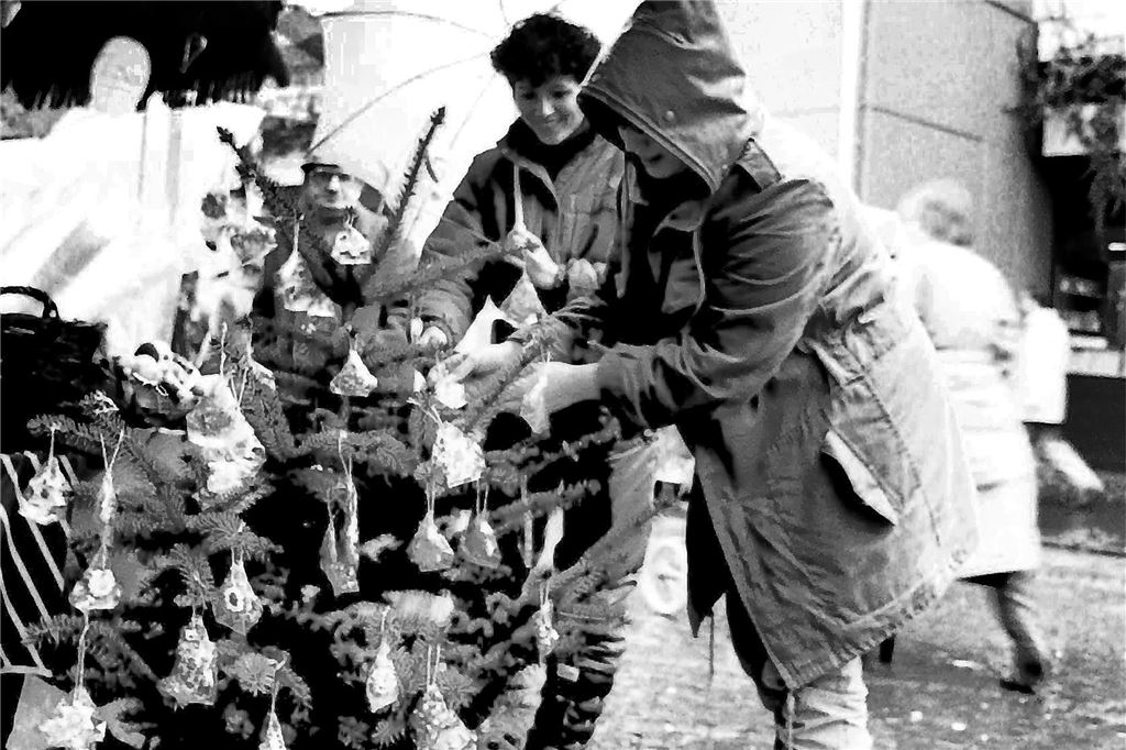 Weihnachtsbäume in der Fußgängerzone Schwerte werden 1984 geschmückt. 