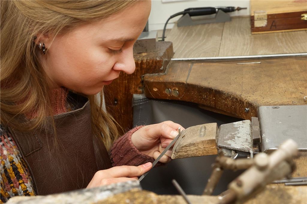 Gesellin Alicia Kruse bei der Arbeit. Sie feilt an einem Werkstück.