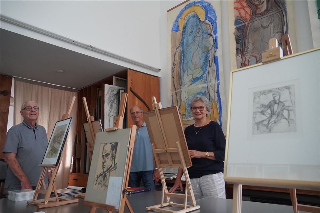 Kunstort Unna bringt Bewegung und viel Publikum in die Stadt Gesichter und einige Vorlagen für Kirchenfenster zeigten im Atelier Buschulte einen Ausschnitt aus der Arbeit des Künstlerpaares. Das Foto zeigt (v.l.) Jürgen Düsberg, Wilhelm Buschulte und Lis Buschulte.