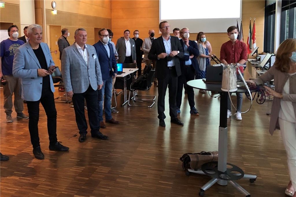 Kaczmarek (SPD) siegt im Wahlkreis Unna I – Grüner Sacher zittert Gespannt blicken die Direktkandidaten im Wahlkreis Unna I, Hubert Hüppe (CDU, links) und Oliver Kaczmarek (SPD, rechts), auf die 18-Uhr-Prognose, die ihre beiden Parteien gleichauf sah.
