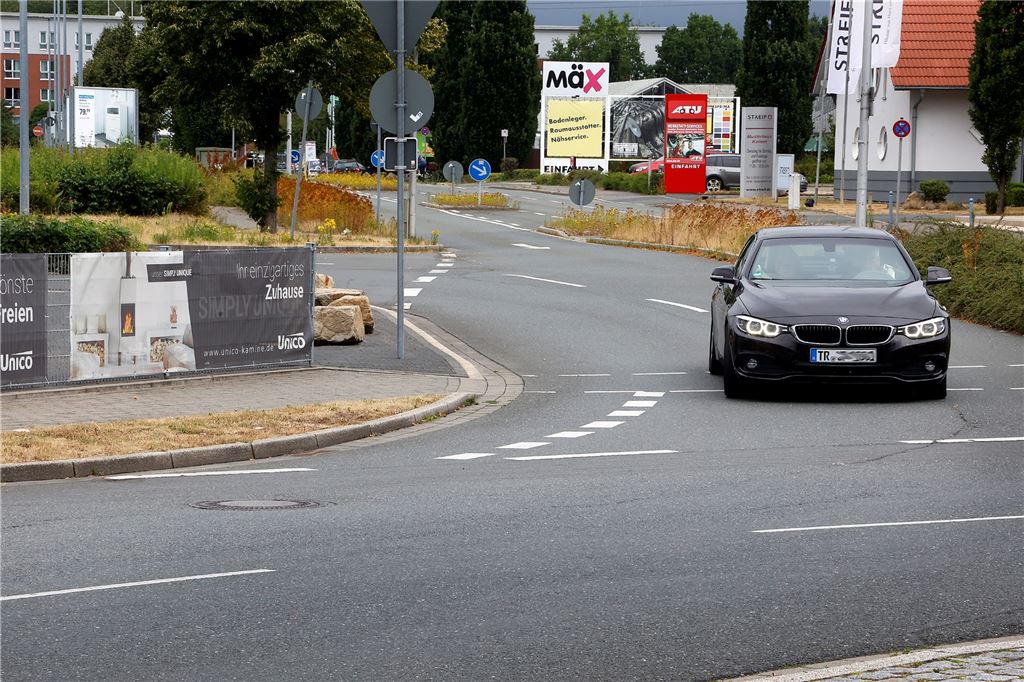 Verkorkster Kreisel bei Ikea: Mehr Durcheinander für Radler geht nicht Gestrichelte Linien, unübersichtliche Wegweiser: Der Ikea-Kreisel im Kamen-Karree ist für Radfahrer schwierig zu befahren.
