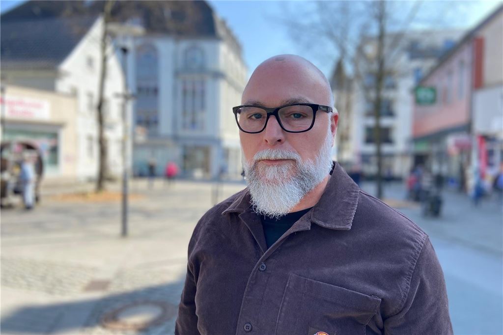 „Du bist die Schlechteste von allen“: Mobbing-Vorwürfe im Jugendamt Gewerkschaftssekretär Christian Seyda steht auf dem Postplatz in Schwerte.