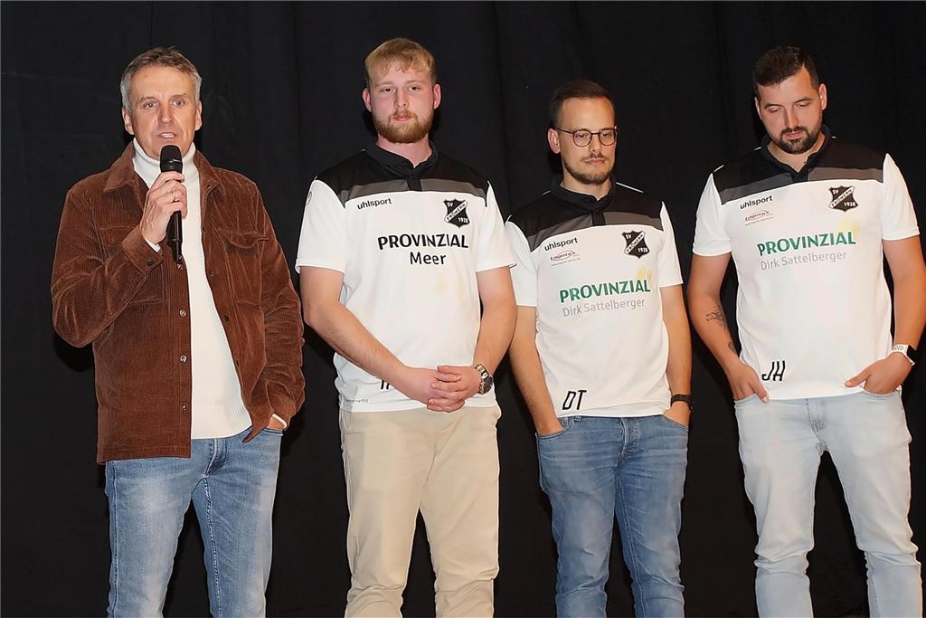 Vier Vertreter des SV Frömern auf der Bühne der Sparkasse UnnaKamen.