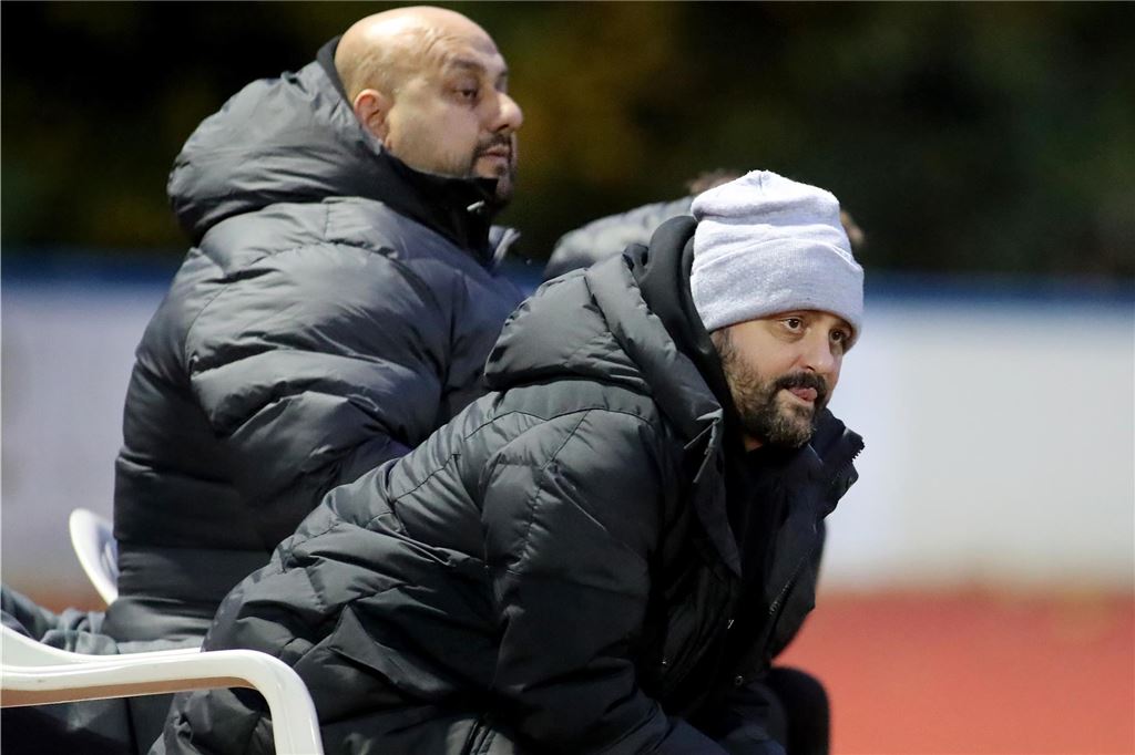 Knall beim FC Brünninghausen: Verein trennt sich von Giovanni Schiattarella und Reza Hassani Giovanni Schiattarella steht, Reza Hassani sitzt an der Seitenlinie.