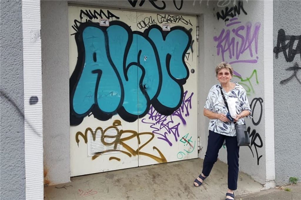 Geheimnisse einer Trinkhalle: Kiosk statt Kneipe, Arbeit statt Kindheit Gisela Henn ist mittlerweile 79 Jahre alt und lebt in Schwerte - ihrer alten Heimat in der Dortmunder Nordstadt stattet sie noch immer Besuche ab. Auch, wenn der Anblick der mit Graffiti verunstalteten Nische, in der ihre Familie an der Schützenstraße eine Trinkhalle betrieb, kein schöner ist.