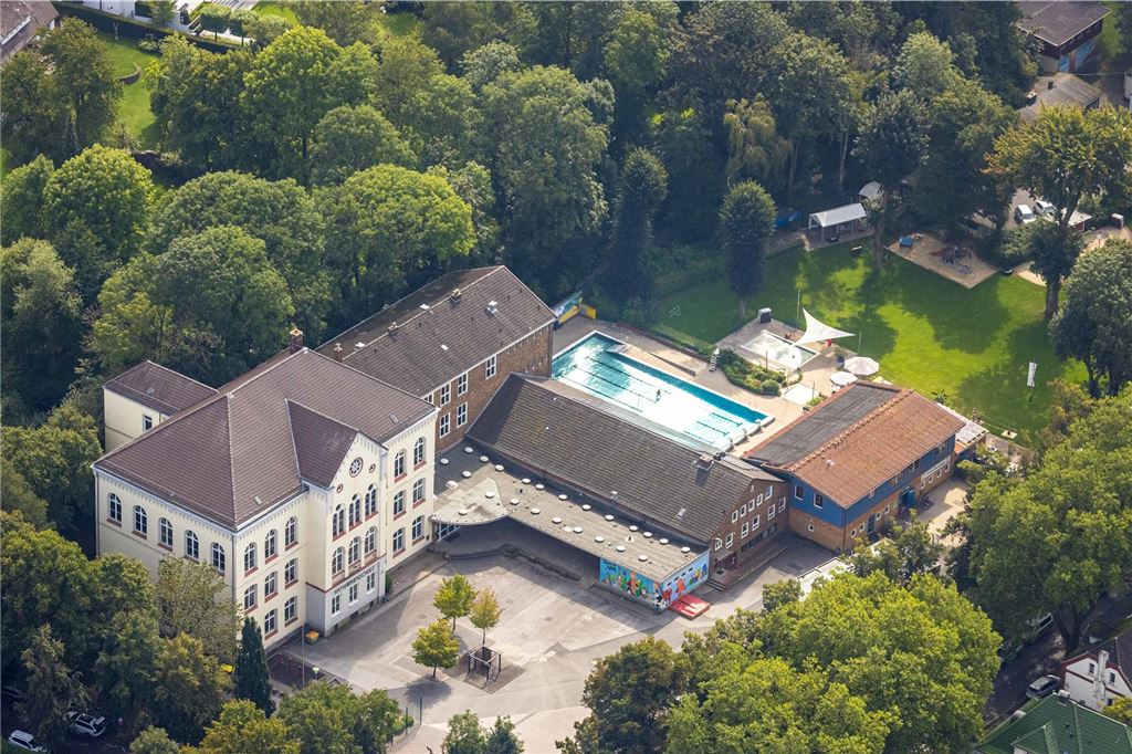 Gleich neben der Katharinenschule liegt das Freibad Bornekamp. Dahinter beginnt das gleichnamige Wald- und Parkgebiet.