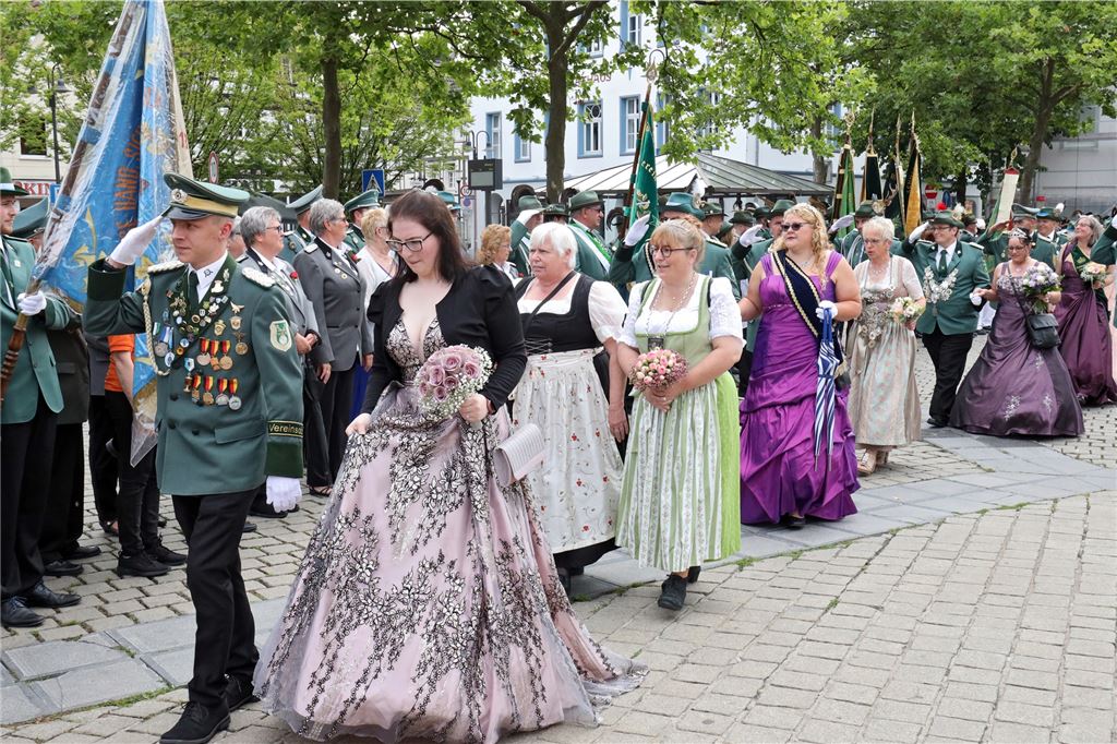 Bernhard Brink, Burning Heart und König Fußball rocken Schützenheide Glück mit dem Wetter hatten die Schützen bei der Parade auf dem Alten Markt. Als das Schützenvolk Aufstellung nahm und die Königspaare vorbeizogen, blieb es trocken.