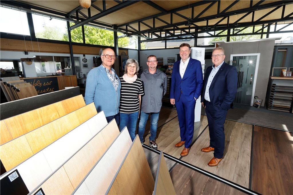 Schließung bei Holz Fiene abgewendet: Firma aus Flensburg übernimmt Blick in der Markthalle mit der Ausstellung bei Holz Fiene. Es stehen dort Wolfgang Gieschler, Heide Römer-Gieschler, Sascha Wachholz, Thomas Leitner und Stephan Schreier-Perl (v.l.).
