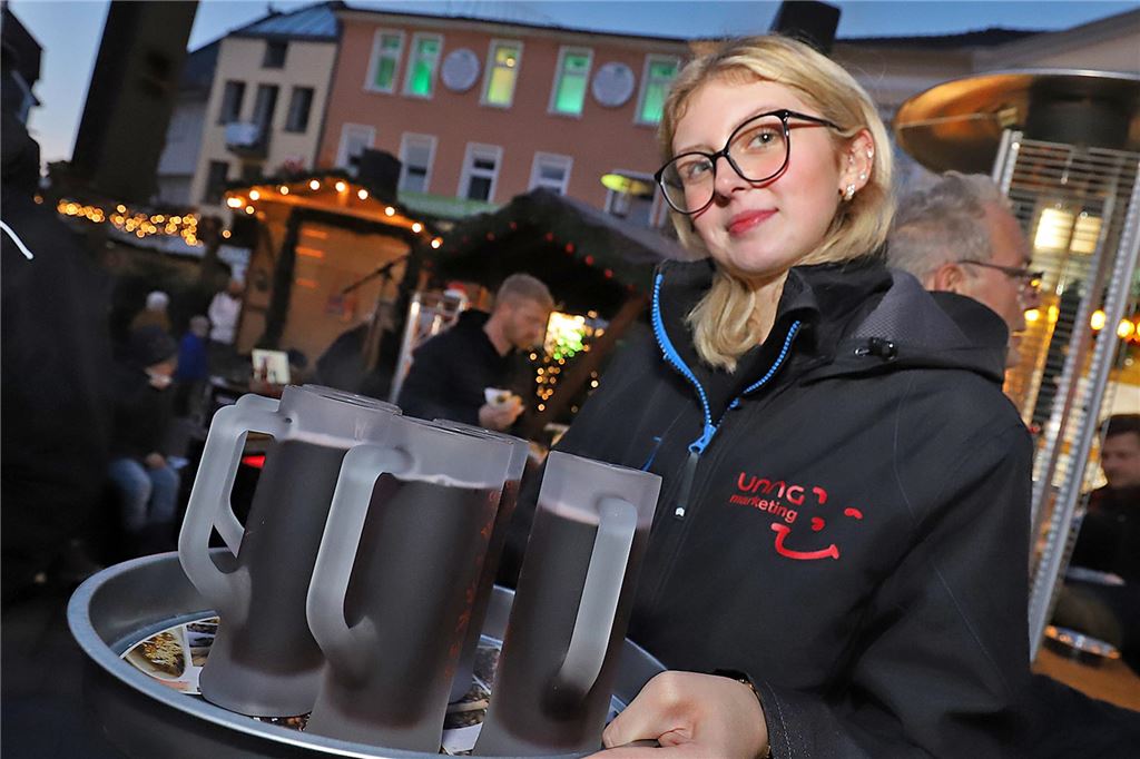 Unnas Weihnachtsmarkt ist jetzt anerkannt exzellent Eine junge Frau trägt auf dem Alten Markt in Unna ein Tablett mit Glühweinbechern vor sich her.