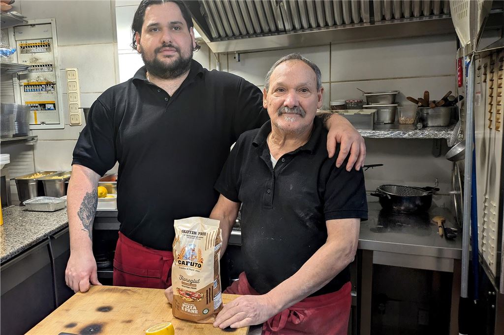 Pizzeria Hollywood-Snack macht glutenfreie Pizza: Vorbestellung möglich Rosario und Antonio Gentile stehen in der Küche ihrer Pizzeria Hollywood-Snack in Schwerte.