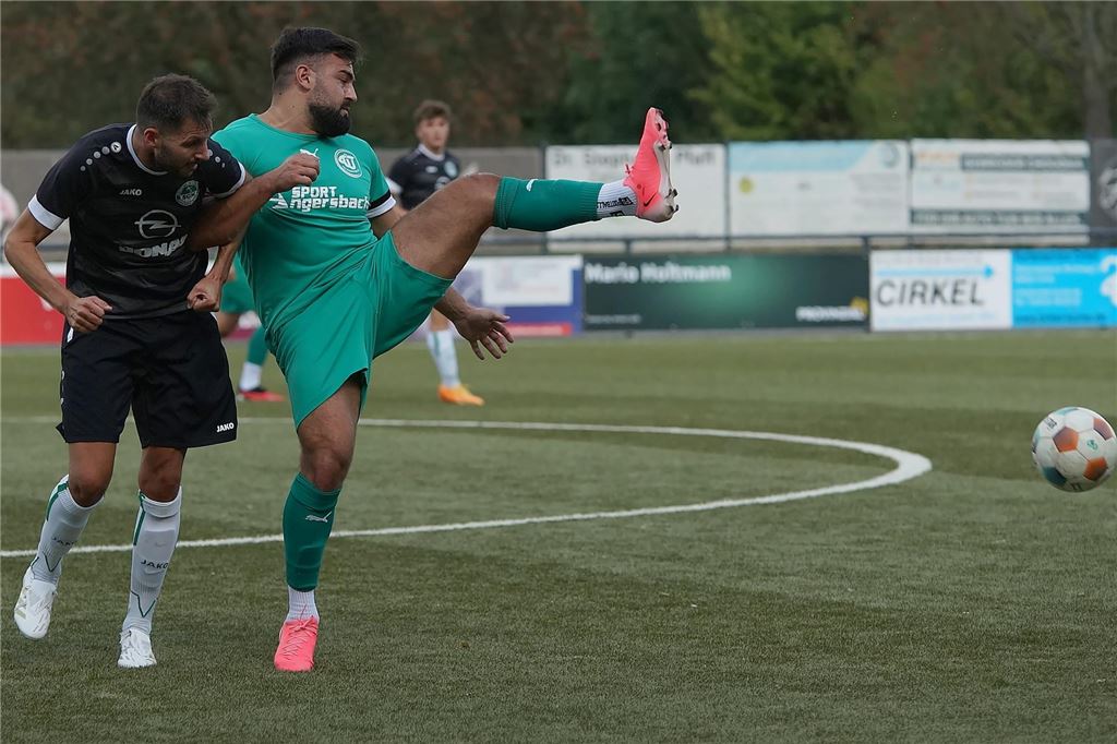 Kreisliga-Bomber steht vor Wechsel Görkem Gülpinar hat das Bein gehoben.
