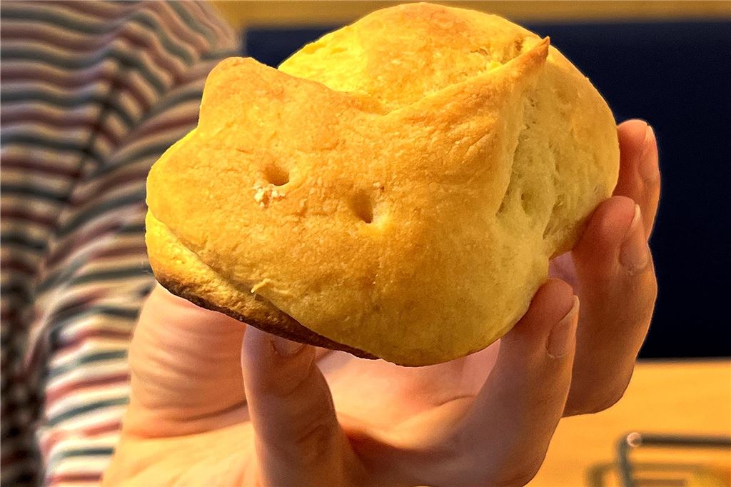 Hasenbrötchen fürs Osterfrühstück – Die Schritt-für-Schritt-Anleitung Ein goldgelbes Brötchen mit Hasenohren.