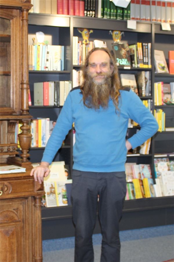 Die Maske wird nicht aus der Fußgängerzone in Unna verschwinden Gordon Friese von der Buchhandlung G. Hornung überlässt es seinen Mitarbeiter, ob sie weiter eine Maske tragen möchten.