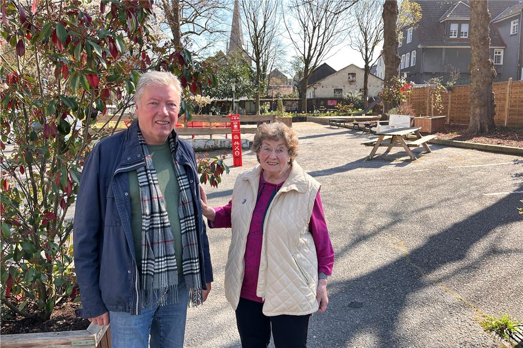 Nachbarn wollen Hospiz mit Trödelmarkt unterstützen Gretel Ellamaa-Togno und Günter Joost steht auf dem Platz an der Schulstraße in Unna