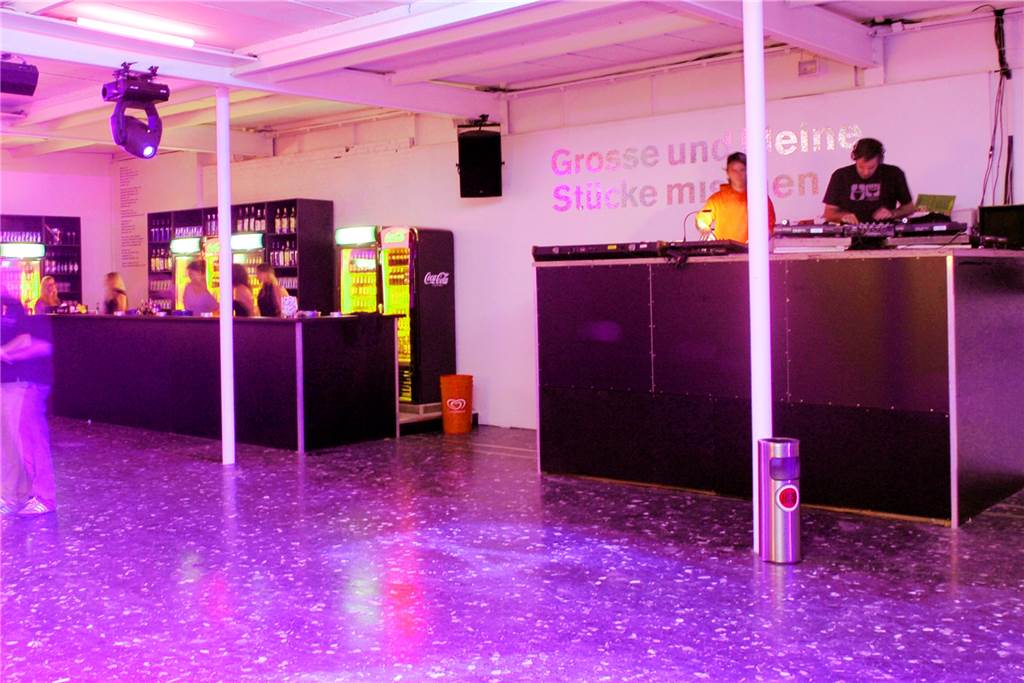 Im Bosch Bobby an der B1 wurde gefeiert, bis der Abrissbagger kam „Grosse und kleine Stücke mischen“ stand in glitzernder Schrift hinter dem DJ-Pult im Erdgeschoss des Bosch Bobby.