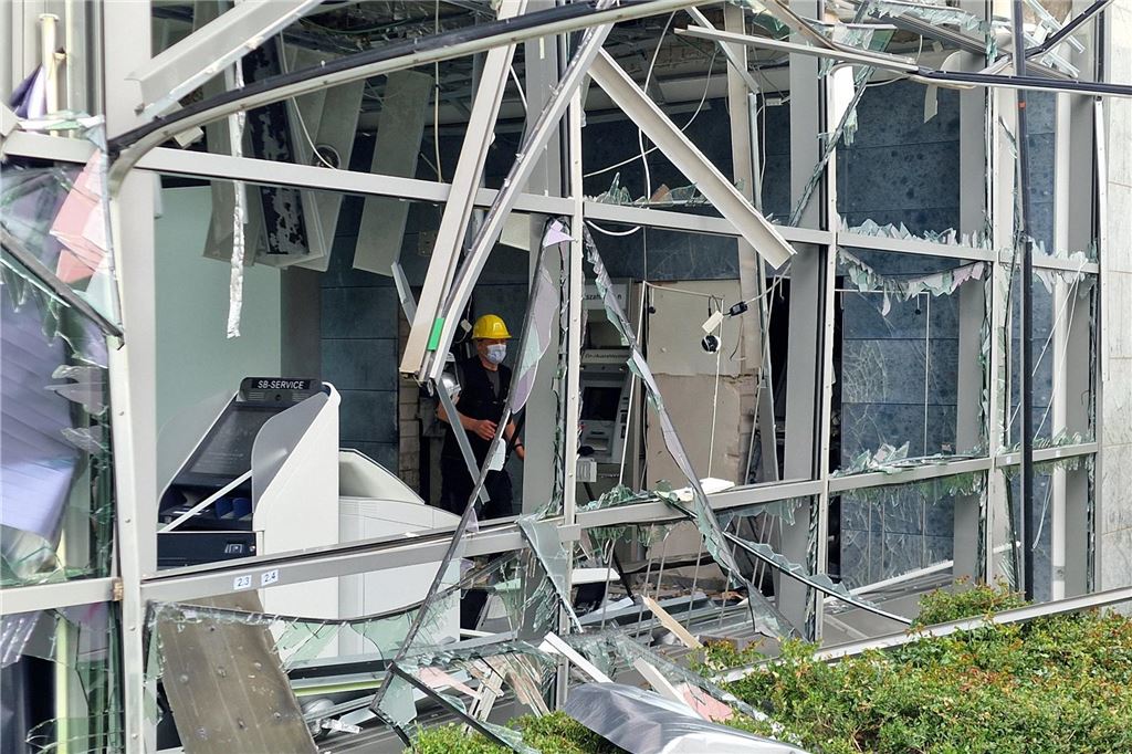 Geldautomat in Methler gesprengt Die völlig zerstörte Fensterfront der Sparkassen-Filiale in Kamen-Methler.