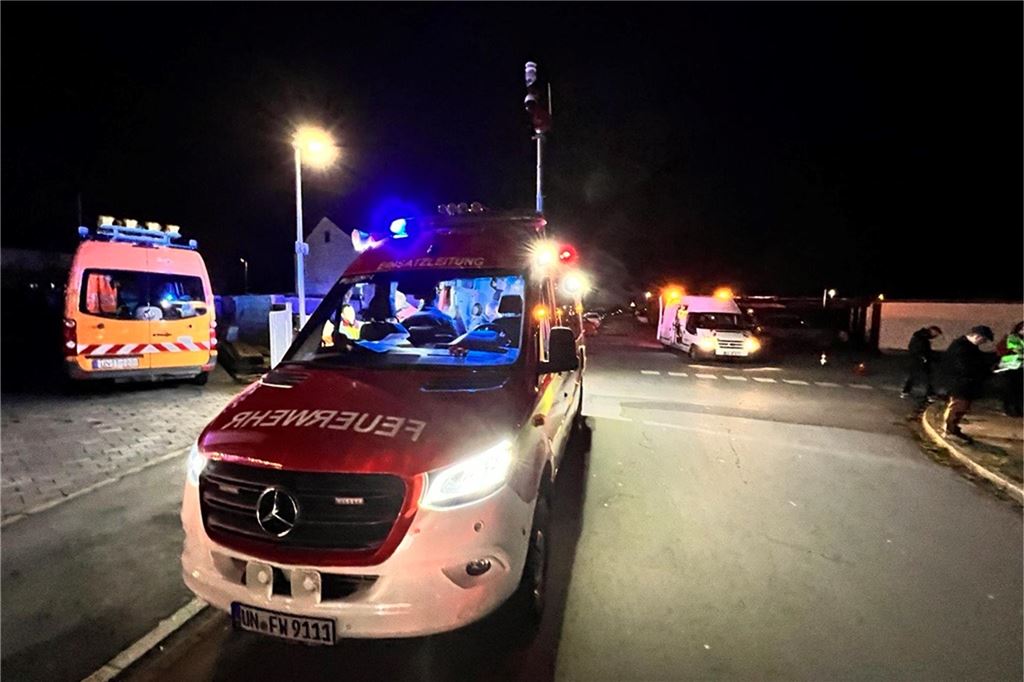 Risse in Häusern: Mehrere Gebäude in Unna mussten geräumt werden Ein Rettungswagen der Feuerwehr steht mit Blaulicht am Samstagabend (30.12.) auf dem Hortensienweg in Unna-Königsborn.
