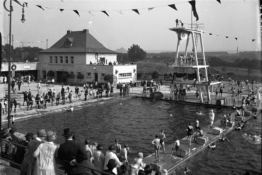 Nach Sanierung mit Spender-Hilfe: Sprungturm wartet auf Wiedereröffnung Großer Andrang herrschte schon in den ersten Jahren des Volksbads nach der Eröffnung 1927 rund um den Sprungturm.