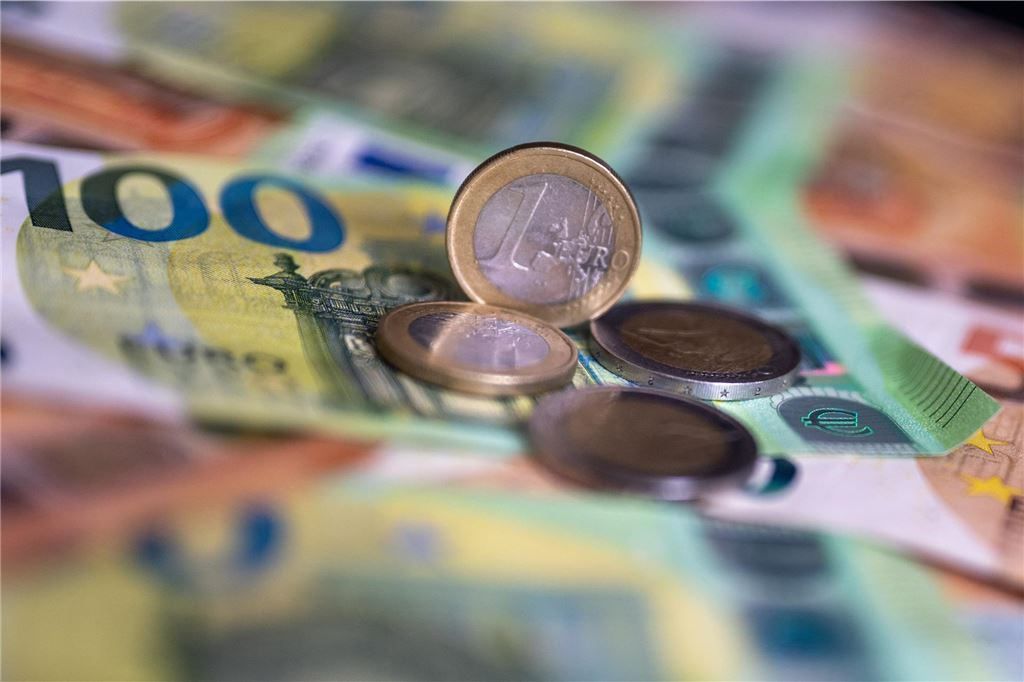 Das Geld im Hintergrund: Spenden an Dortmunder Parteien im Wahlkampf Geldscheine mit dem Wert von 100 und 50 Euro und Münzen liegen auf einem Tisch.