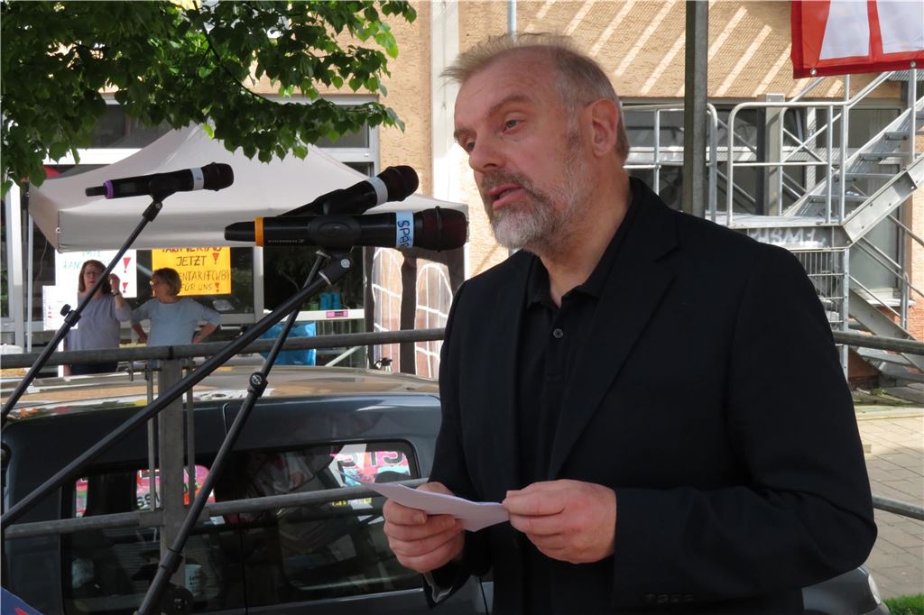 Flammende Aufrufe für die Verteidigung von Frieden und Freiheit Unnas Bürgermeister Dirk Wigant spricht bei der Maikundgebung des DGB auf dem Platz der Kulturen.