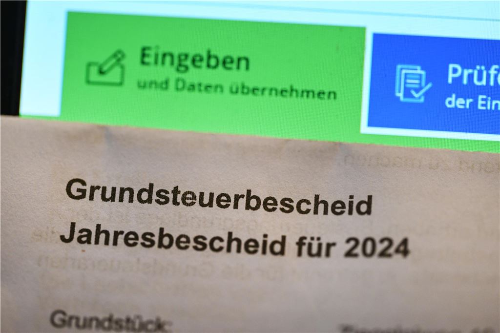 Stadtrat zwischen Schonung der Bürger und Klagerisiko Ein Grundsteuerbescheid vor einem Computerbildschirm