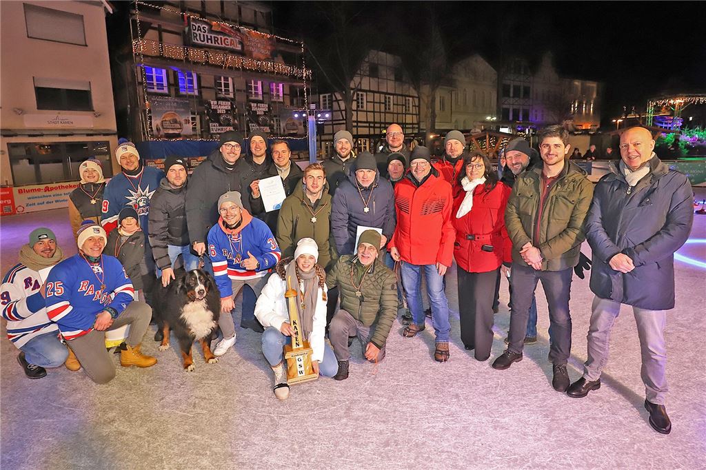 Ski Club Kamen gewinnt Stadtmeisterschaft im Eisstockschießen Gruppenfoto mit den drei Erstplatzierten der Stadtmeisterschaft im Eisstockschießen