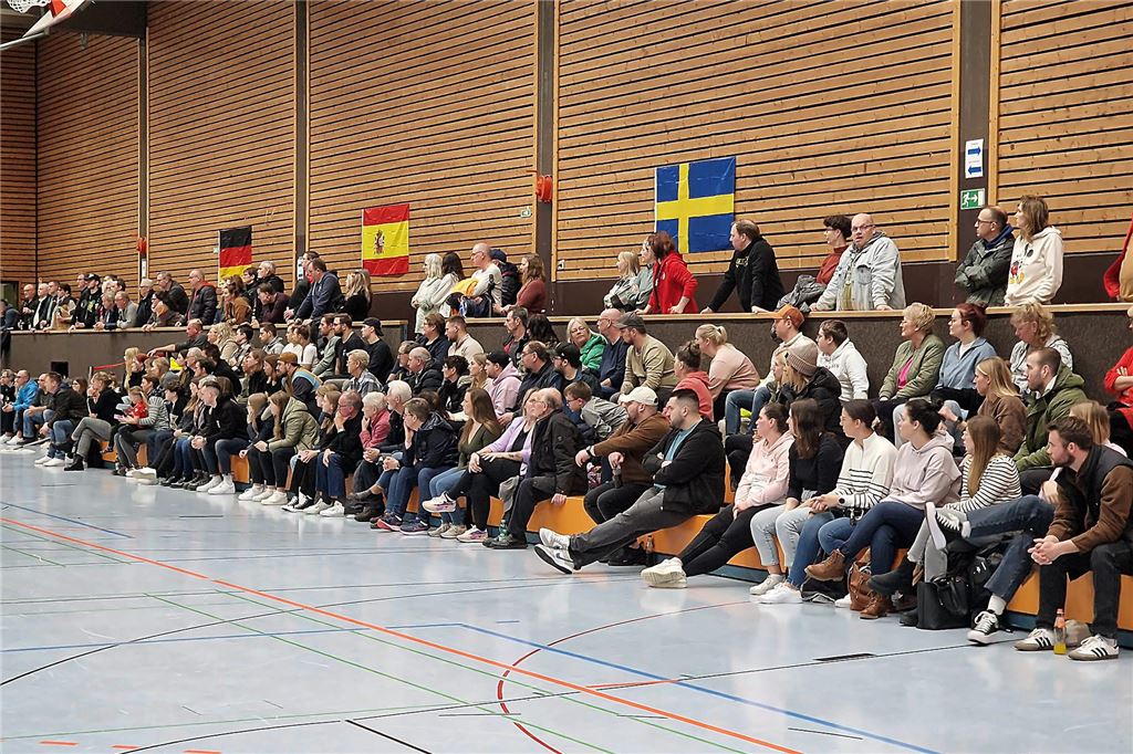 Königsborner SV Handball darf zurück ins eigene Wohnzimmer Zuschauer sitzen auf der Tribüne der Kreissporthalle I in Königsborn.
