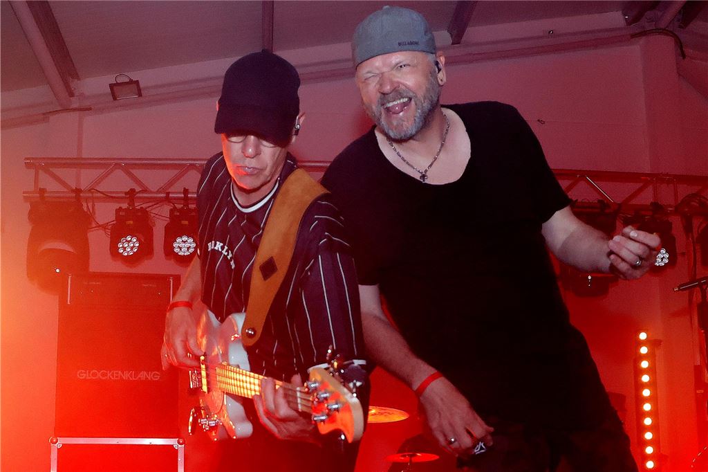 Tanz in den Mai in der Schützenheide mit "Burning Heart"