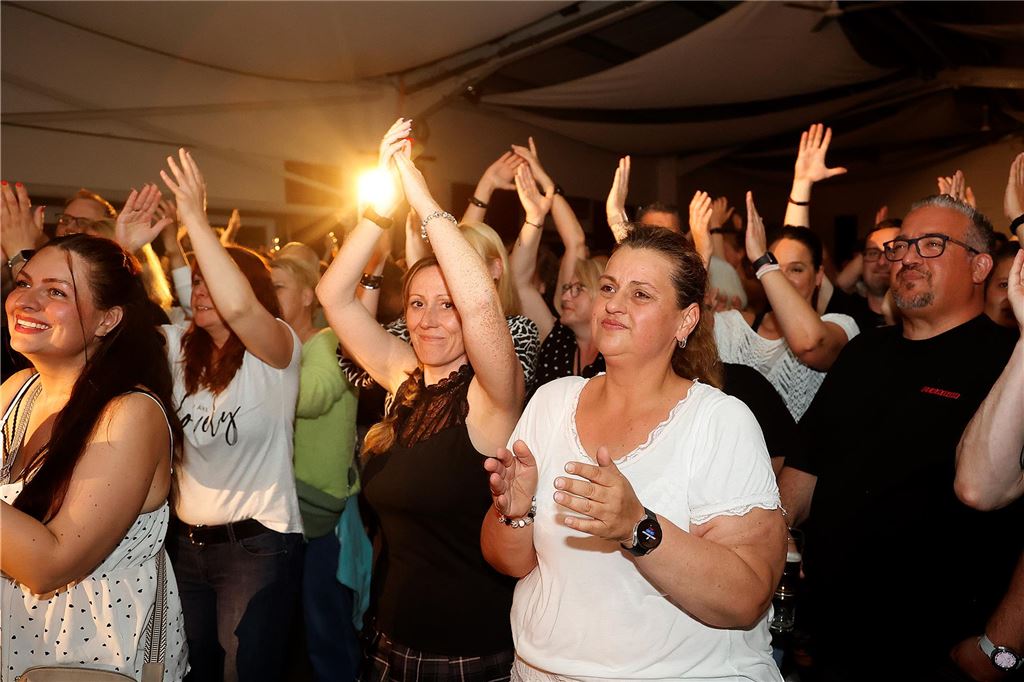 Tanz in den Mai in der Schützenheide mit "Burning Heart"