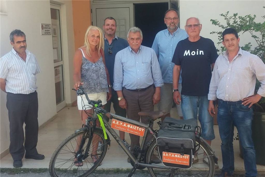 Rat wirft Tetzner raus – und stellt sich auf eine Klage ein Gute Verbindungen nach Griechenland hat Christoph Tetzner (3.v.l.) bereits seit vielen Jahren. Dieses Bild zeigt ihn zusammen mit der heutigen WfU-Fraktionsvorsitzenden Ingrid Kroll und dem früheren Stadtwerke-Geschäftsführer Prof. Dr. Christian Jänig (2.v.r.) zusammen mit griechischen Gemeindevertretern.