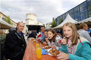Gyros und Moussaka schmeckten auch den jüngsten Besuchern des deutsch-griechischen Festes gut. Die Organisatoren hatten geschickt geplant und eine kleine Zeltstadt aufgebaut, um allen Besuchern Schutz vor dem teilweise einsetzenden Regen bieten zu können.