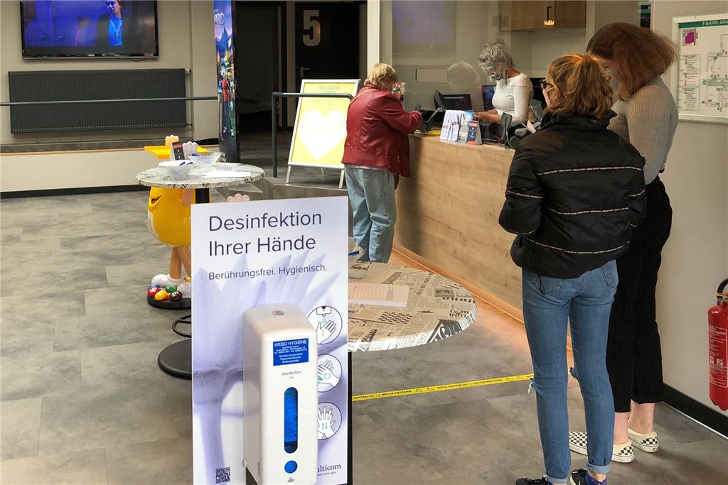 Kino in Corona-Zeiten: Wieso das Kinorama sorgenvoll nach Amerika blickt Hände desinfizieren, bevor es ins Kino geht - auch das gehört in Zeiten von Corona zum Kinobesuch dazu.