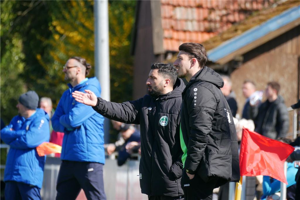 SV Herbern bezwingt SG Massen nach Traumtor: Torhüter fliegt vom Platz Hamsa Berro zeigt auf das Spielfeld.