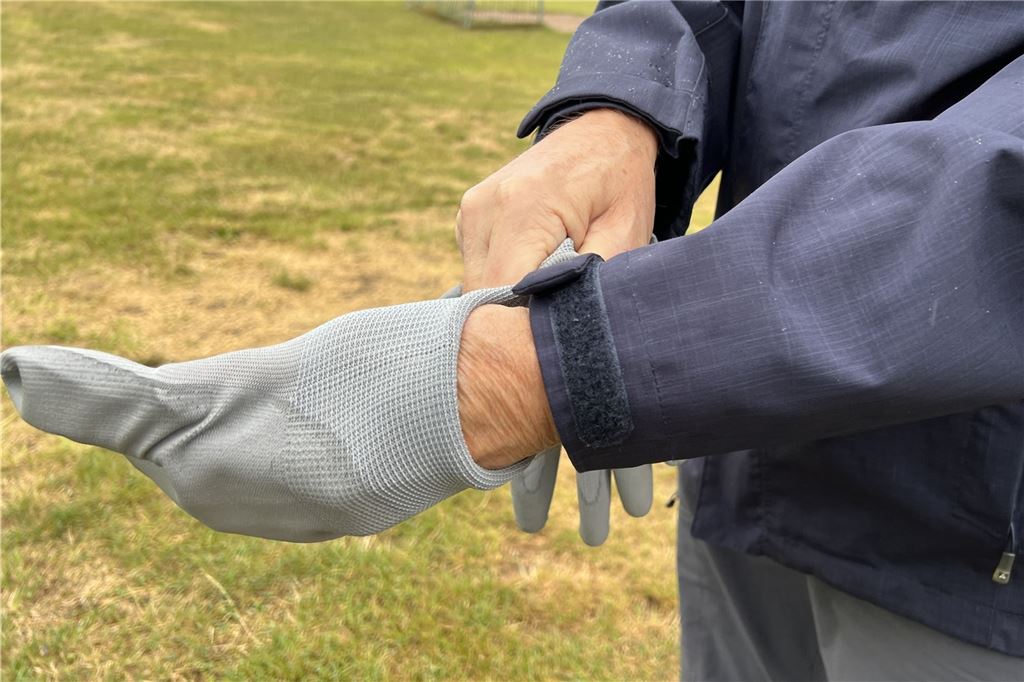 Clean Up an der Ruhr: In Fröndenberg trotzen Müllsammler dem Regenwetter Handschuhe anziehen und an die Greifzange: Das meiste an Material hatte Fröndenbergs Klimaschutzmanagerin Diane Bruners mitgebracht.