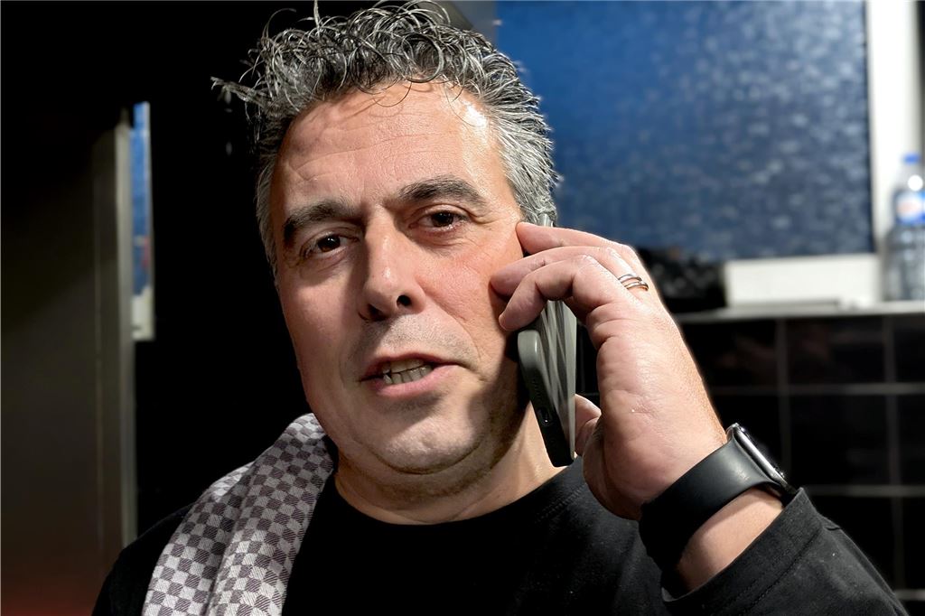 Carlos tritt kürzer: Von schlaflosen Nächten zurück zur inneren Ruhe Carlos Couto vom Restaurant "Carlos" in Schwerte telefoniert mit seinem Handy.