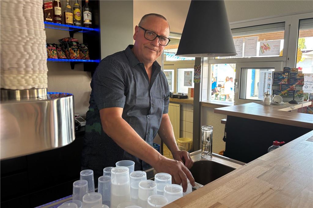 Gastro-Geheimtipp? So schmeckt die Currywurst mit Pommes für 5 Euro Hans Günter Geck steht hinter dem Tresen im Vereinsheim des VfB Westhofen in Schwerte.