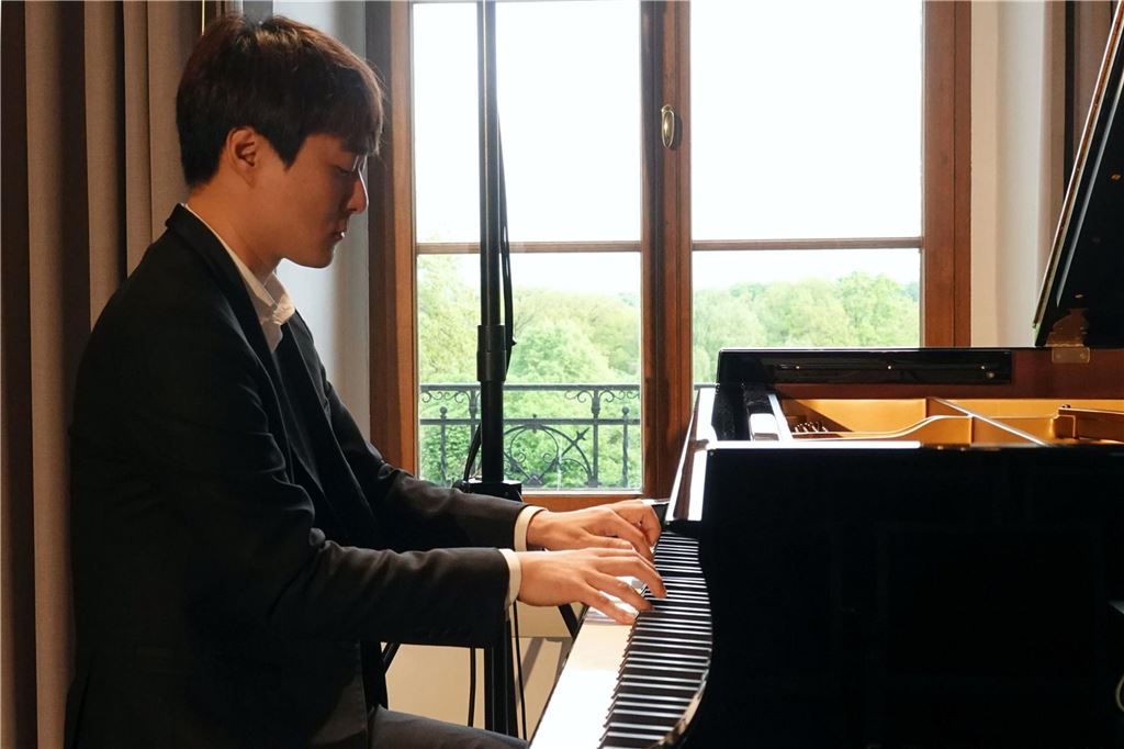 Pianist, Komponist und Dirigent: Hans Suh spielte im Spiegelsaal Hans Suh gewann 2021 den internationalen Beethoven Wettbewerb.