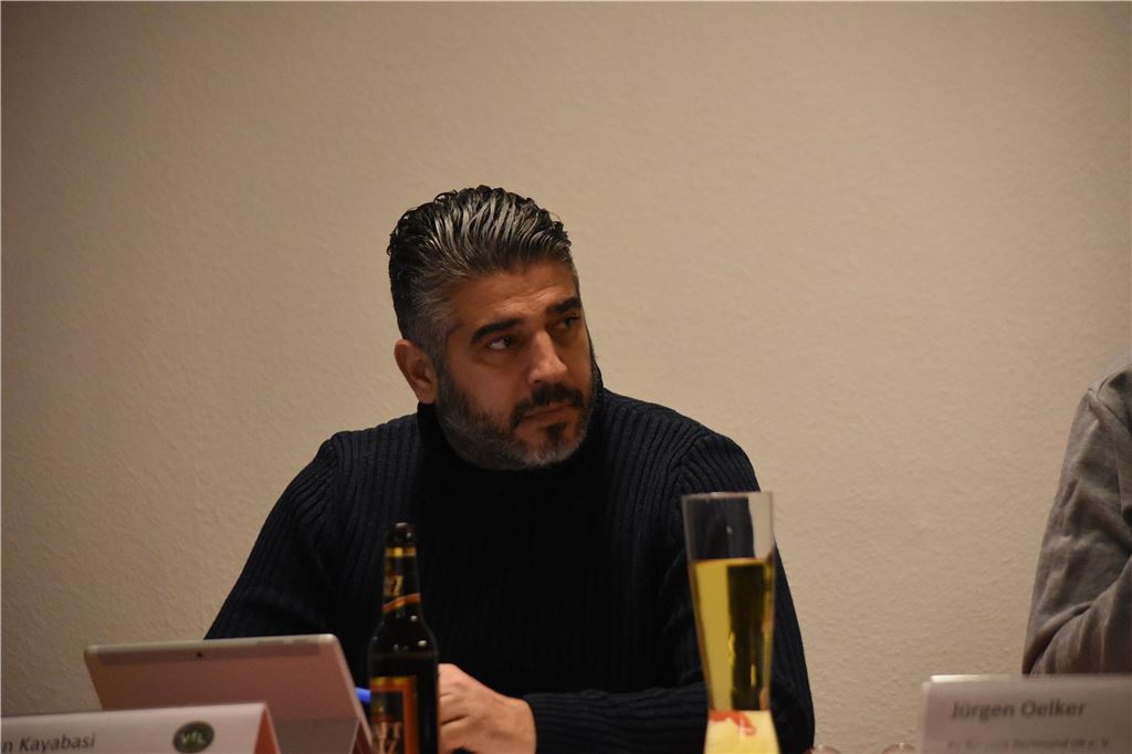 SG Gahmen vor Rückzug aus der Bezirksliga: Testspiel abgesagt - Spieler schauen sich um Hasan Kayabasi schaut nach links.