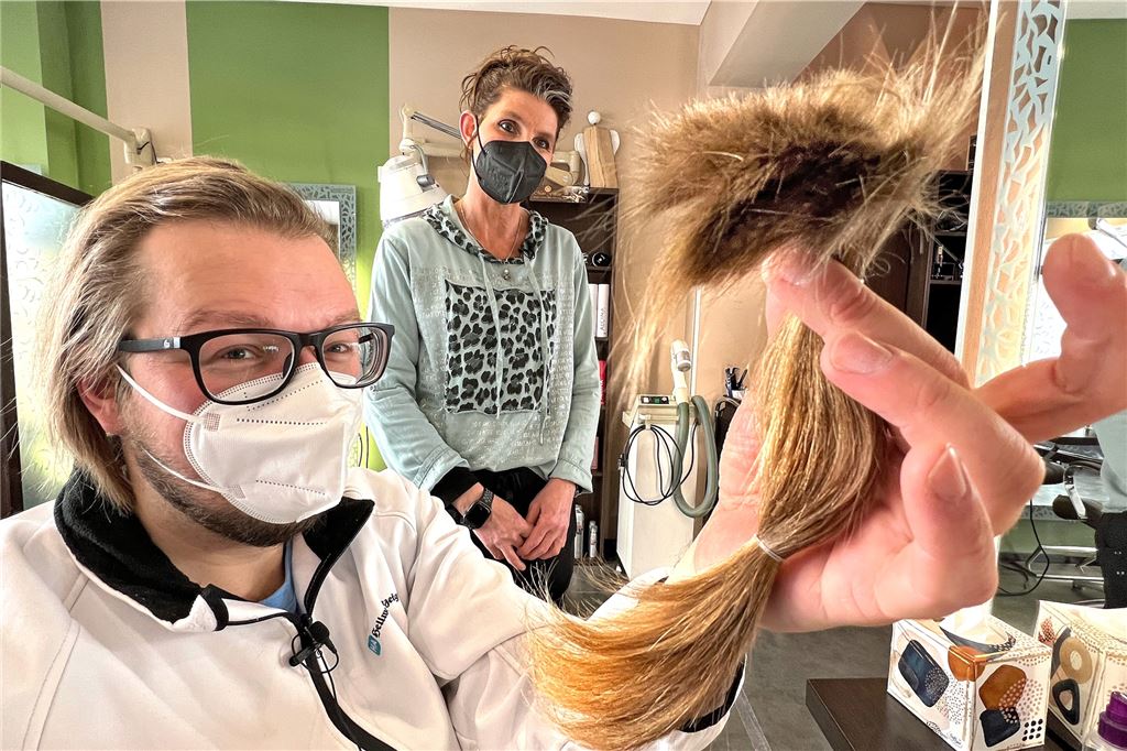 Runter mit der Corona-Matte und damit auch noch Gutes tun Hat gar nicht weh getan und ist absolut zur Nachahmung empfohlen. Wer sich von seiner Corona-Matte verabschiedet, sollte auf jeden Fall prüfen, ob die Haare lang genug für eine Spende sind.