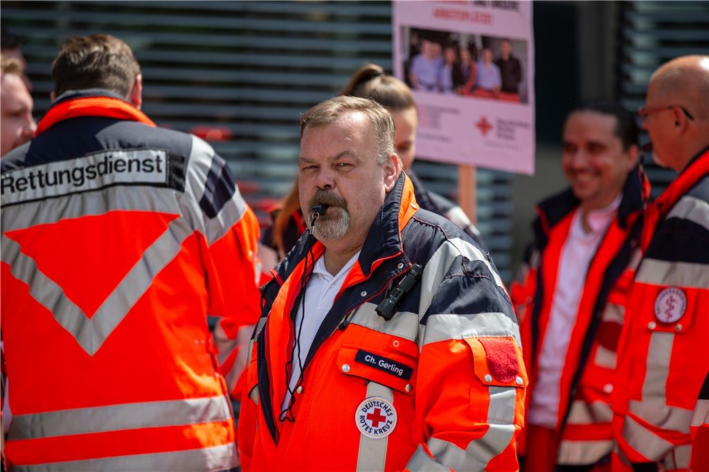 Privater Rettungsdienst im Kreis Unna: Reinoldus kippt Vergabe in Kamen Hauptamtliche Rettungskräfte des DRK Unna demonstrierten am 14. Juni gegen eine Neuorganisation des Rettungsdienstes in Holzwickede und Fröndenberg. Sie haben Angst, ihre Jobs zu verlieren.