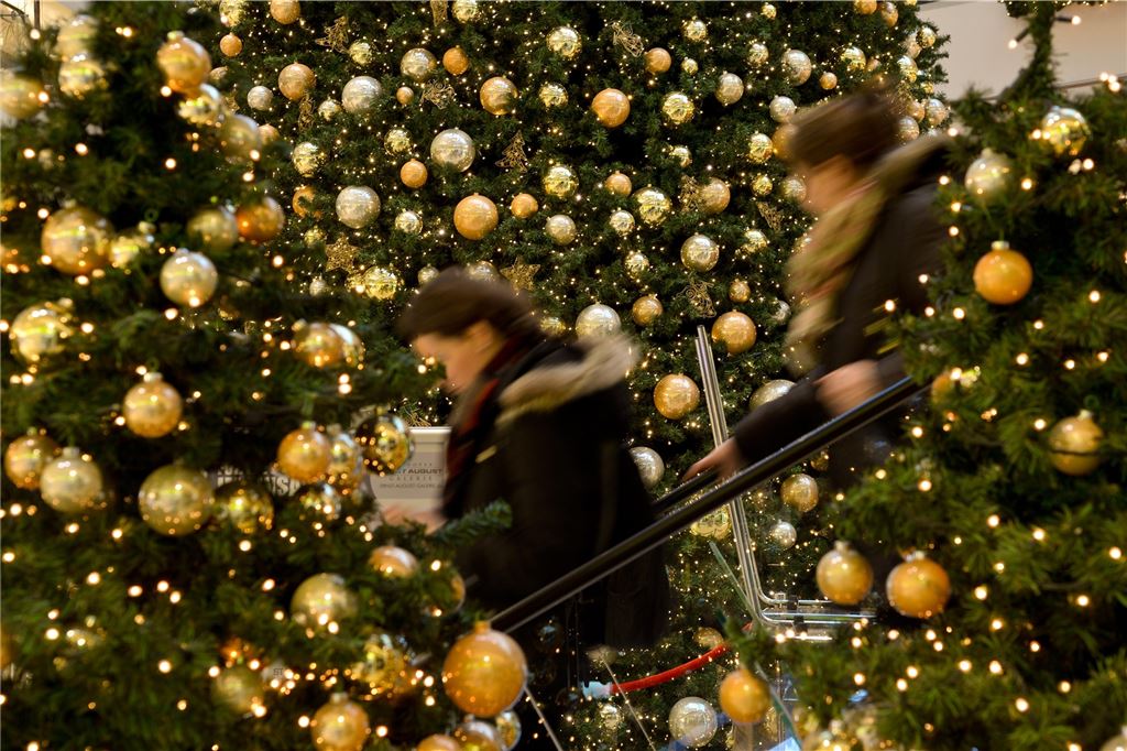 Psychotherapeut: „Selbst bestimmen, was Weihnachten sinnvoll macht“ Weihnachtsgeschenke besorgen macht Stress.