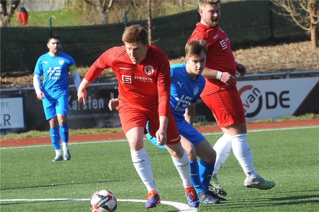 Prematch-Marktwerte der heimischen Fußballer Hendrik Brauer dribbelt.