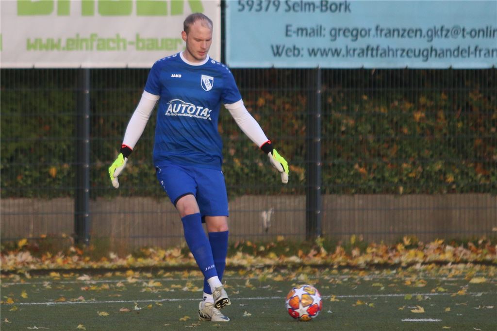 Hendrik Hamelmann gelingt besondere Premiere beim PSV Bok Hendrik Hamelmann vom PSV Bork passt den Ball.