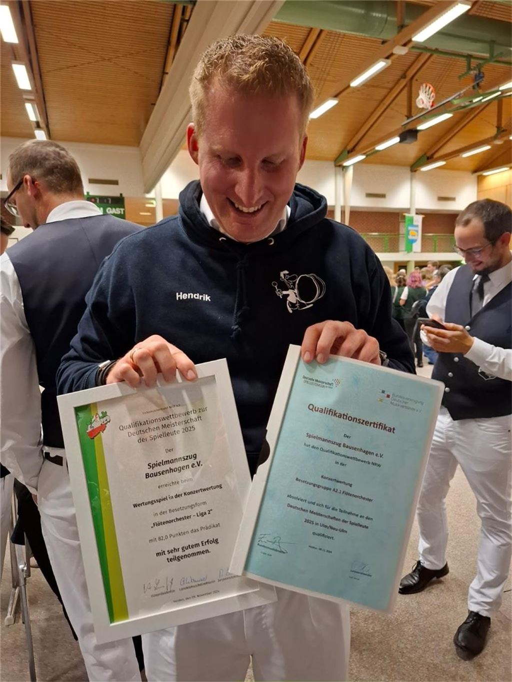 Spielmannszug Bausenhagen fährt zur Deutschen Meisterschaft Hendrik Schwarzkopf präsentiert die Urkunden: Dafür wurde viel Schweiß vergossen.