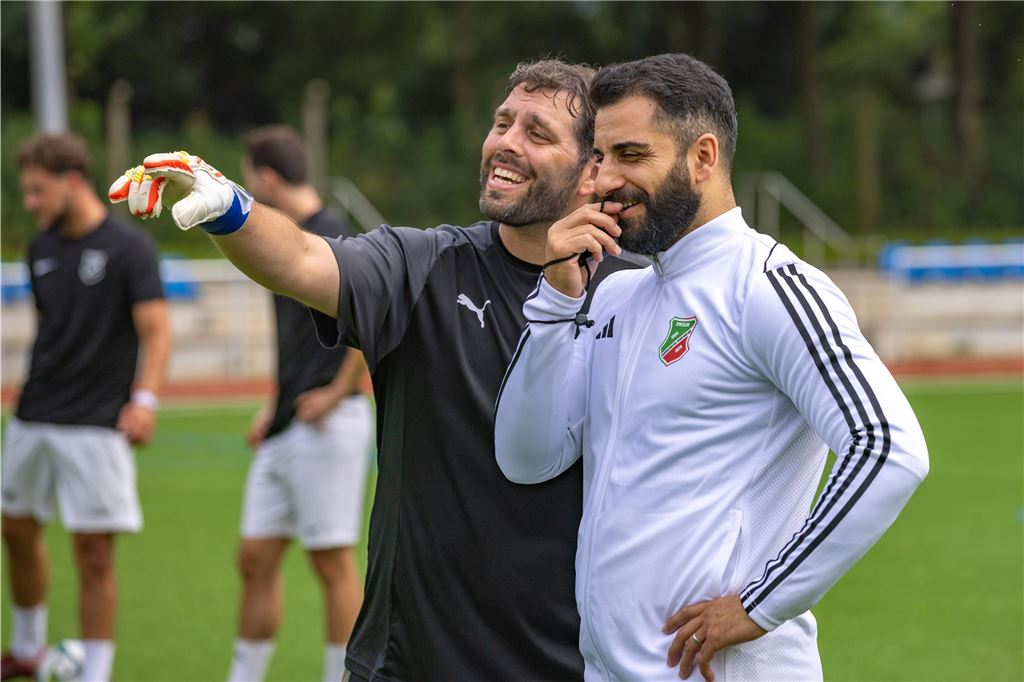 Sedat Sener: Vom Wandervogel zum Erfolgstrainer Hendrik Wießner und Sedat Sener beim Trainingsauftakt zur Saison 2024/25.