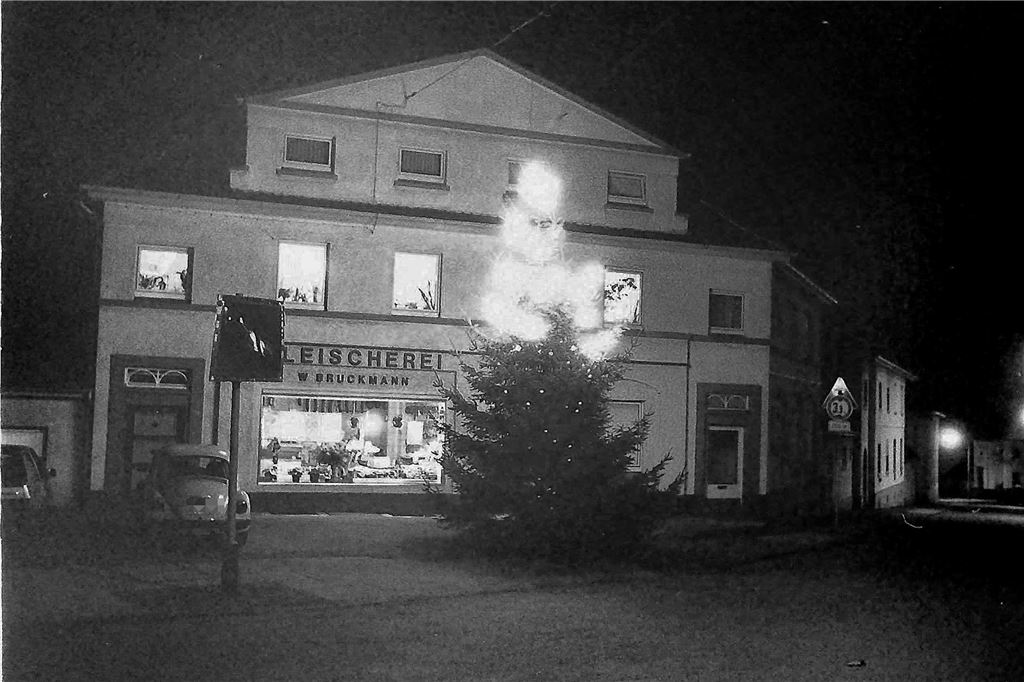 Ein Weihnachtsbaum steht 1986 vor der ehemaligen Metzgerei am Quickspring in Schwerte-Ost.