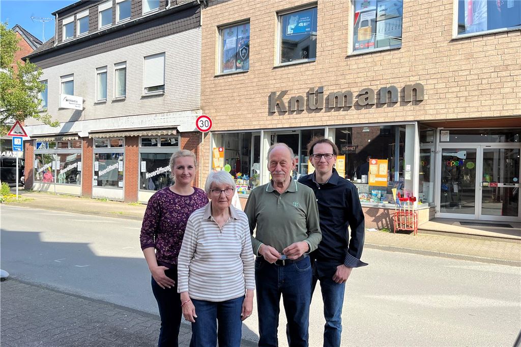Herbert Reuter ist seit 70 Jahren bei Knümann nicht wegzudenken Familie Reuter vor dem Geschäft Knümann in Selm