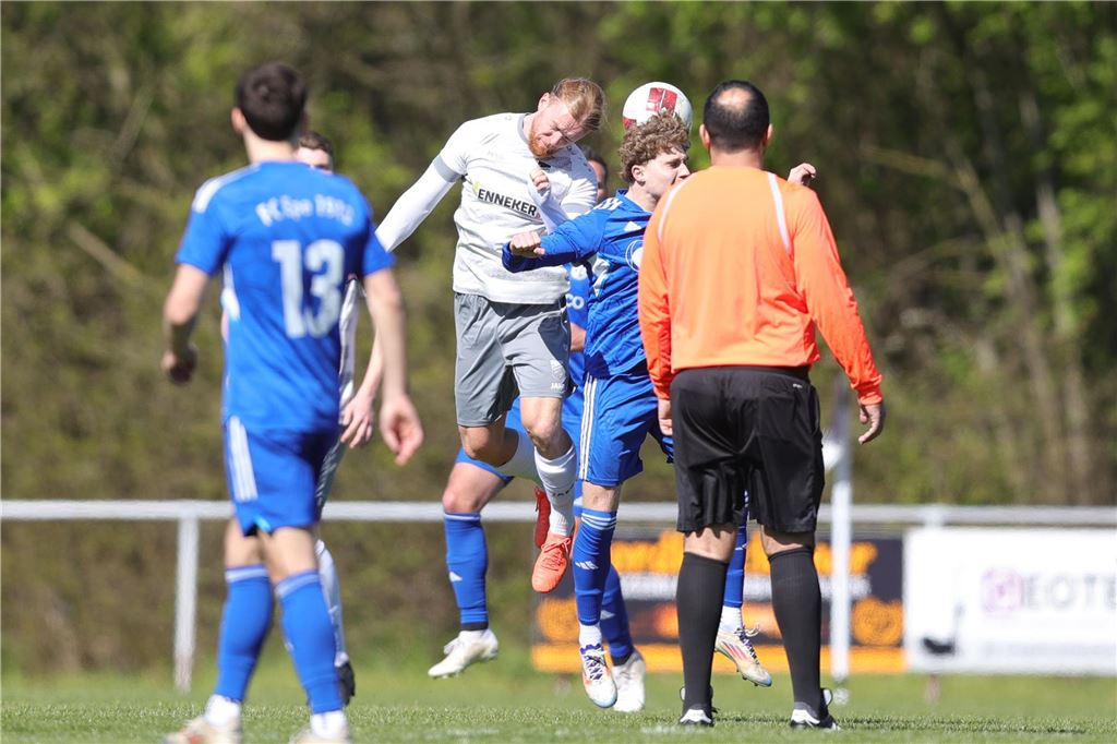 Männer spielen Fußball. 