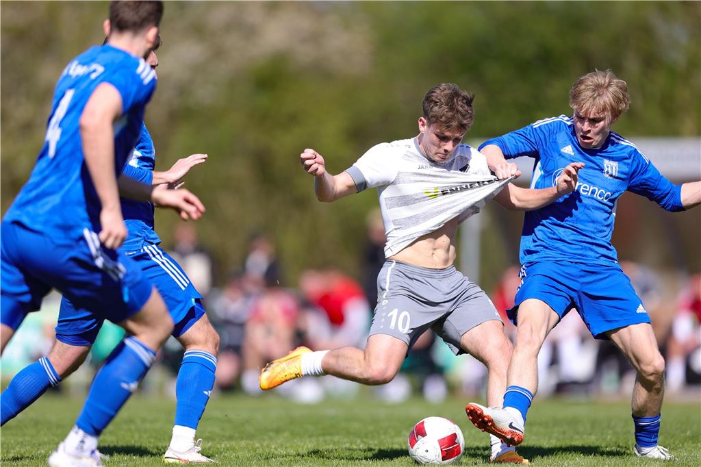 Männer spielen Fußball. 
