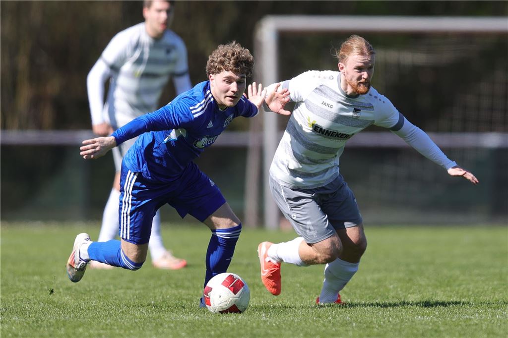 Männer spielen Fußball. 